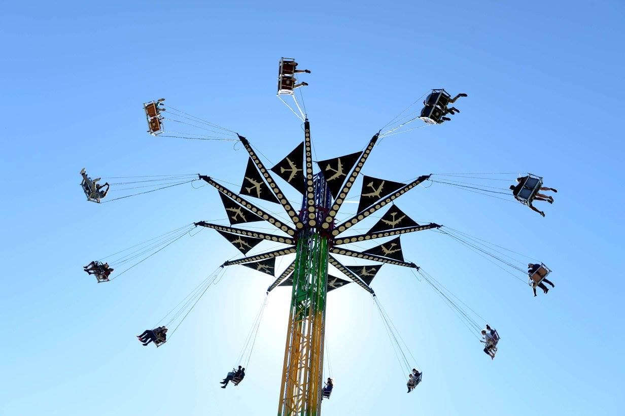 <b><a href="https://dogwood.org/">Atlanta Dogwood Festival (14 al 16 de abril)</a></b>. El festival celebra la llegada de la primavera y las flores blancas y rosadas de la ciudad en Piedmont Park.
<br>
<br>
<b><a href="https://goo.gl/maps/Lca25Fw7BHg6HkX46">Cómo llegar</a></b>