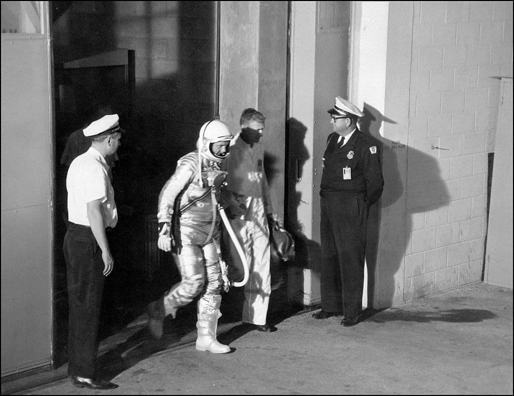 A punto de abordar la cápsula Friendship 7 que lo llevó al espacio en 1962. (Foto de la NASA vía Getty Images)