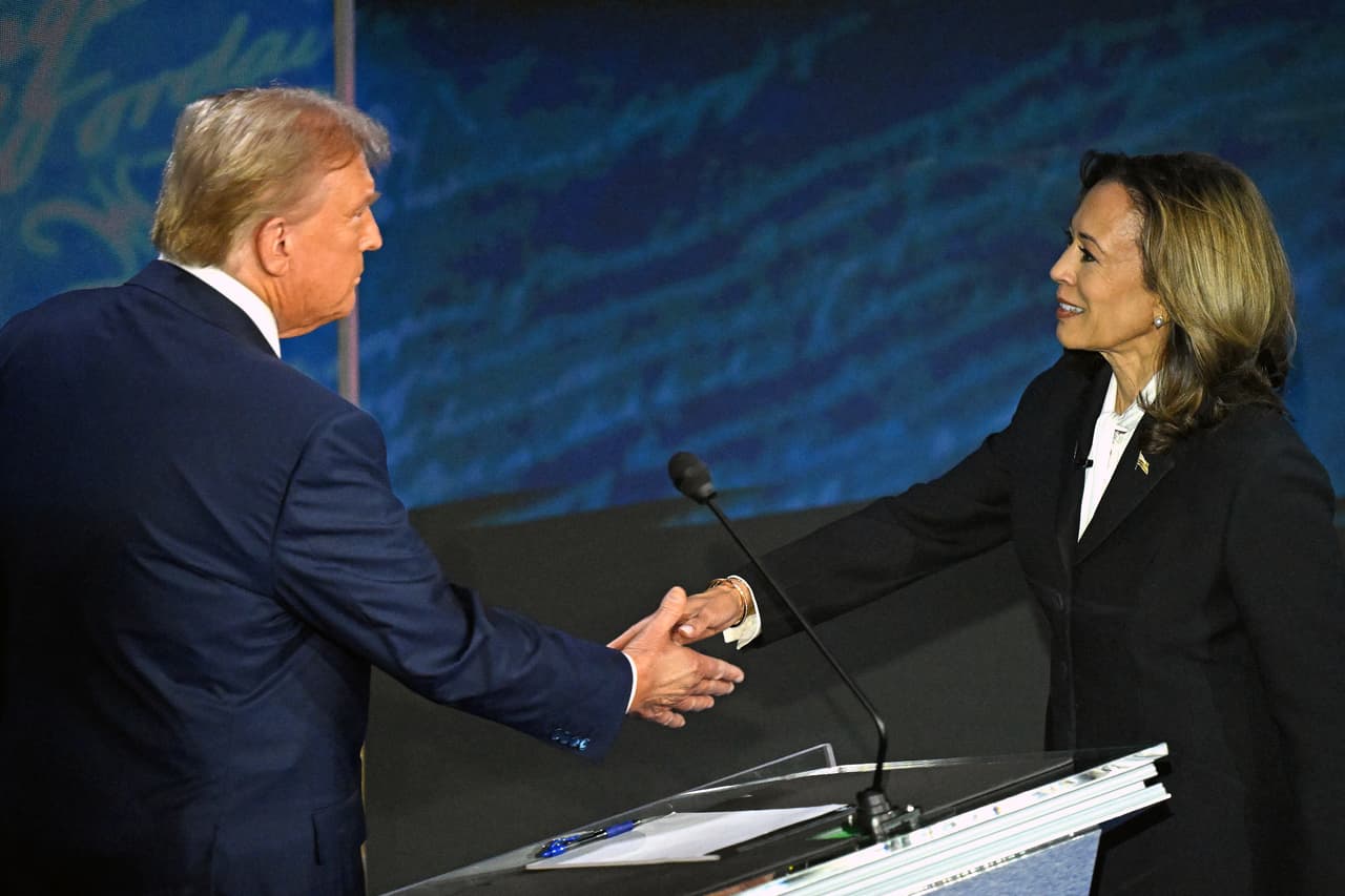 La demócrata Kamala Harris (derecha) estrecha la mano del republicano Donald Trump durante el debate presidencial en Filadelfia. Ella llegó hasta el atril de él para darle la mano.