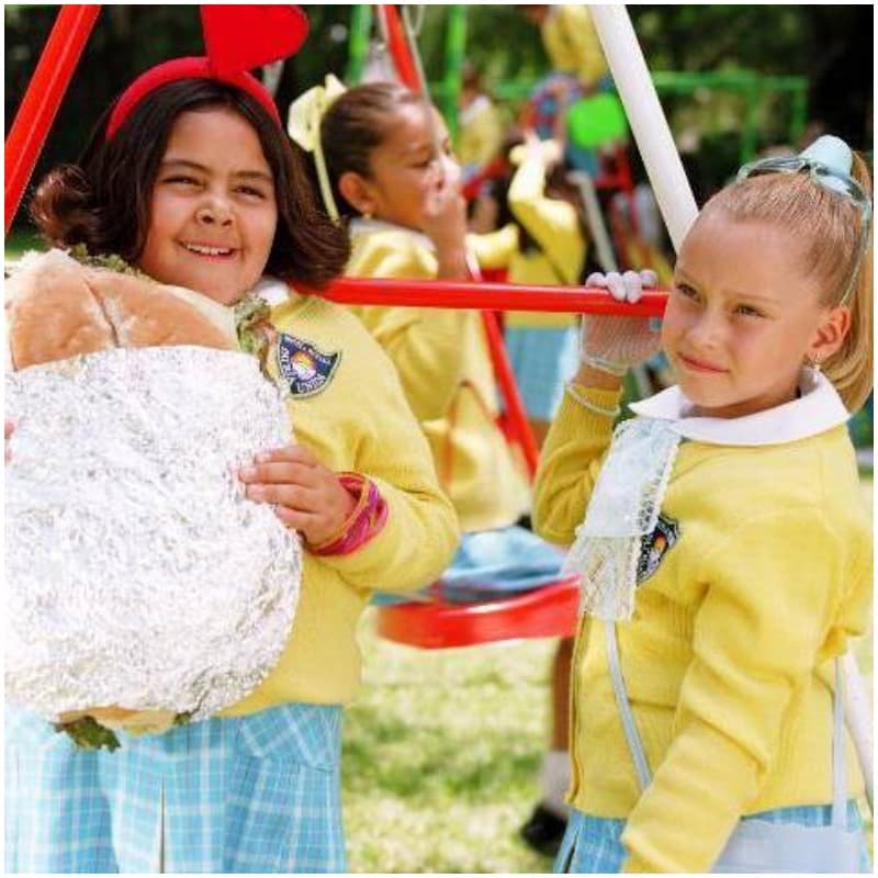 Natalia Juárez personificó a Simoneta Molina, una niña engreída que le hizo la vida imposible a Ángel Bueno, un niño de escasos recursos que estaba perdidamente enamorado de ella.