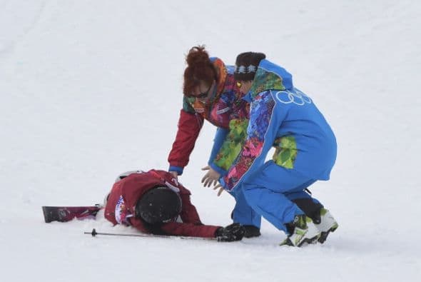 Trabajadores ayudan a la canadiense Yuki Tsubota, luego de que cayera en la prueba de esquí libre.