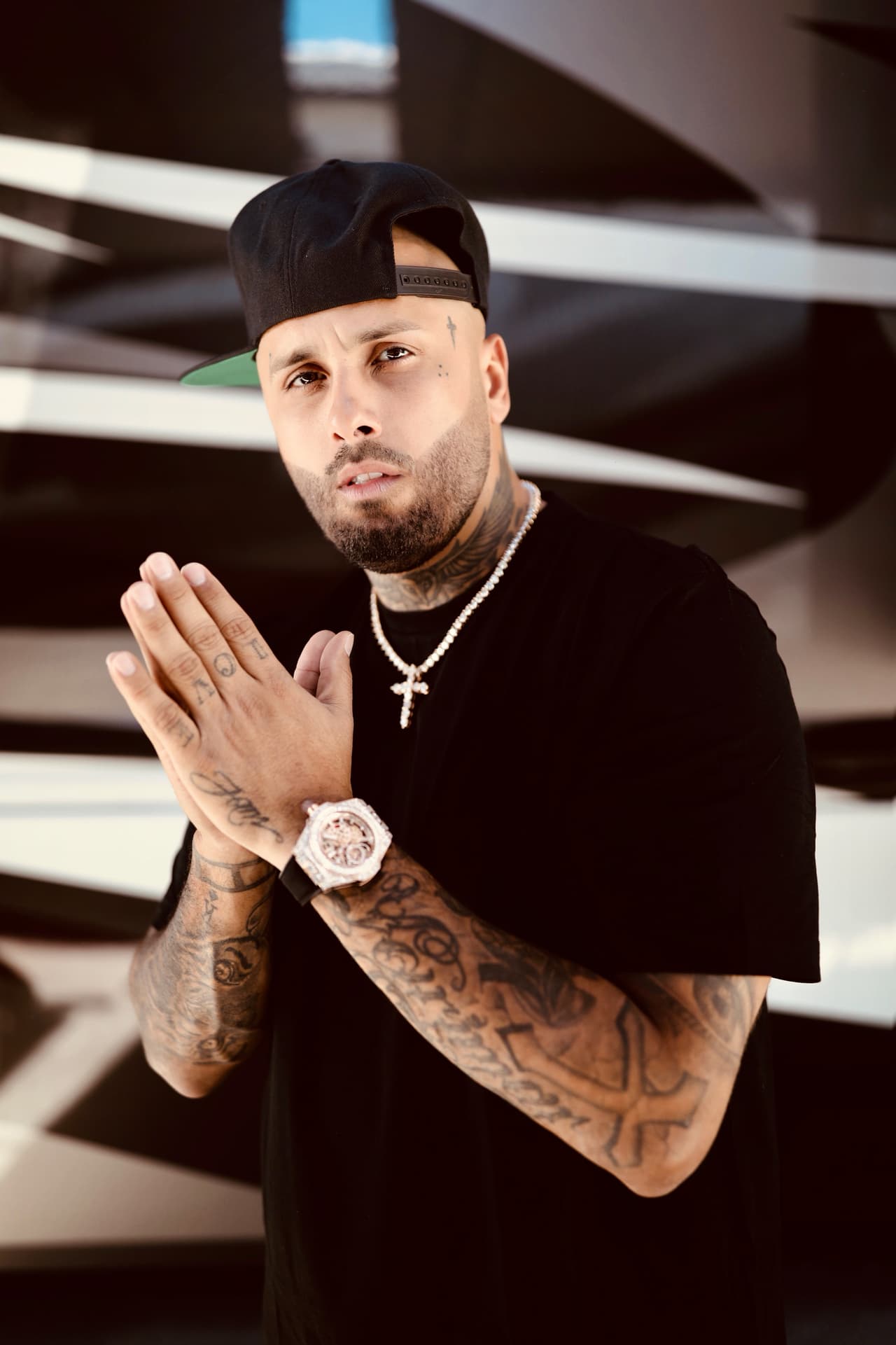 Nicky Jam será parte de los espectaculares performances que se preparan y lo hace de la mano de su compañero Daddy Yankee, con quien interpretará el tema ‘Muévelo’. Está nominado en cinco categorías de Premio Lo Nuestro incluyendo la de Artista Masculino del Año – Urbano.