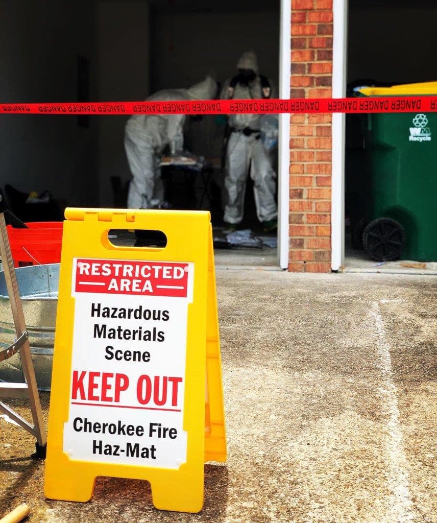 Tres personas fueron arrestadas luego de que autoridades desarticularan un laboratorio clandestino que procesaba droga este jueves por la tarde en Woodstock, Georgia.
