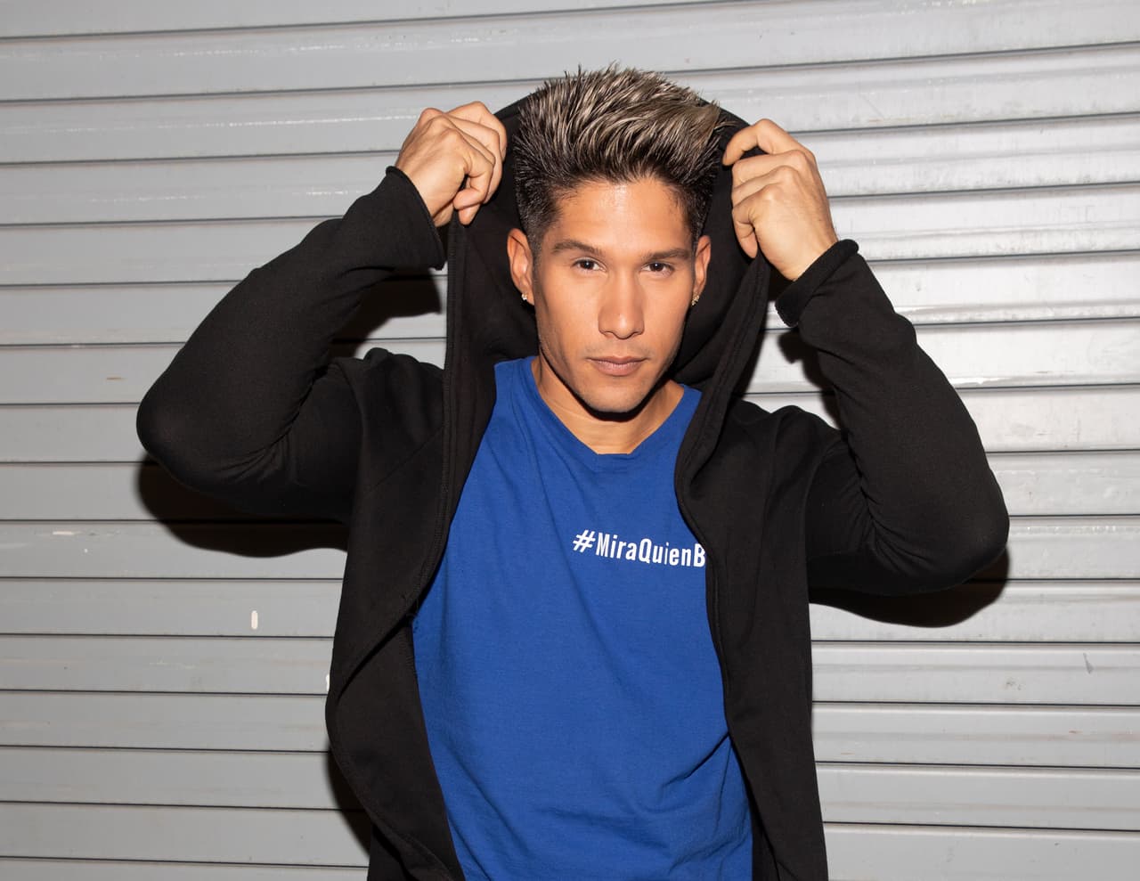 El cantante, quien estaba a punto de abordar un avión hacia San Luis Potosí, México, agregó que ya sabe, incluso, de qué nacionalidad buscará al bebé en adopción.