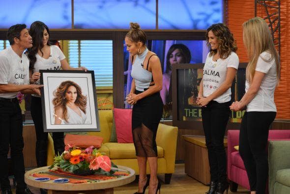 Despierta América le preparó una sorpresa: un retrato de ella, diseñado por el pintor y caricaturista Raúl de la Nuez, el cual recibió conmovida e impresionada.