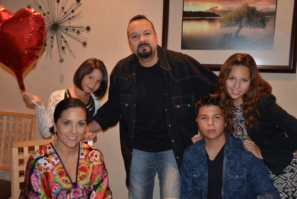 Profesionalismo ante todo. Faltaban pocos minutos para su aparición en el programa en vivo, pero Pepe se mostraba tranquilo a pesar de que su traje aún no llegaba al estudio. Sin adrenalina, el mundo del espectáculo no sería nada.