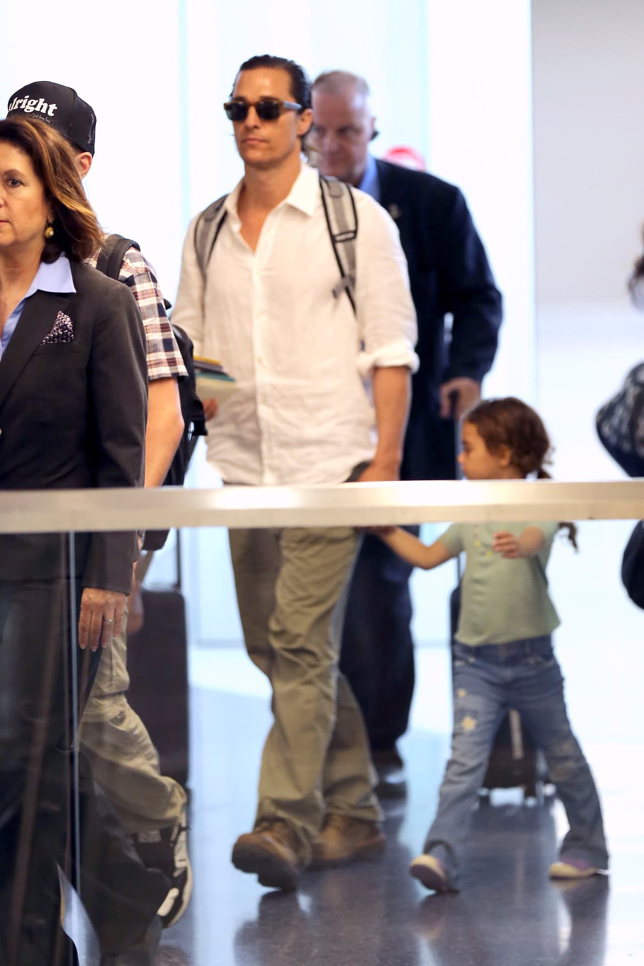 El se hizo cargo de Levi y Vida, los mayores.