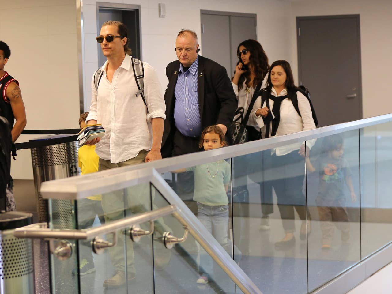 Acompañado de su esposa, se preparó para el viaje.