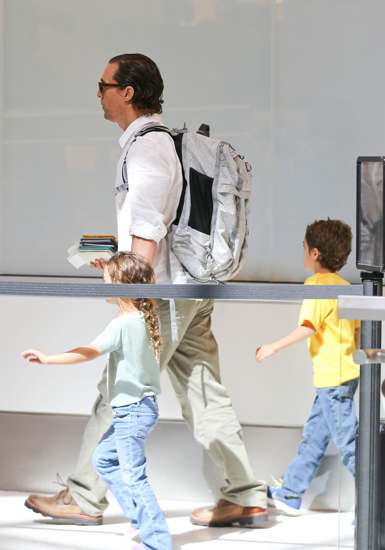 El actor estuvo pendiente de sus pequeños mientras abordaban un avión en Tokio.