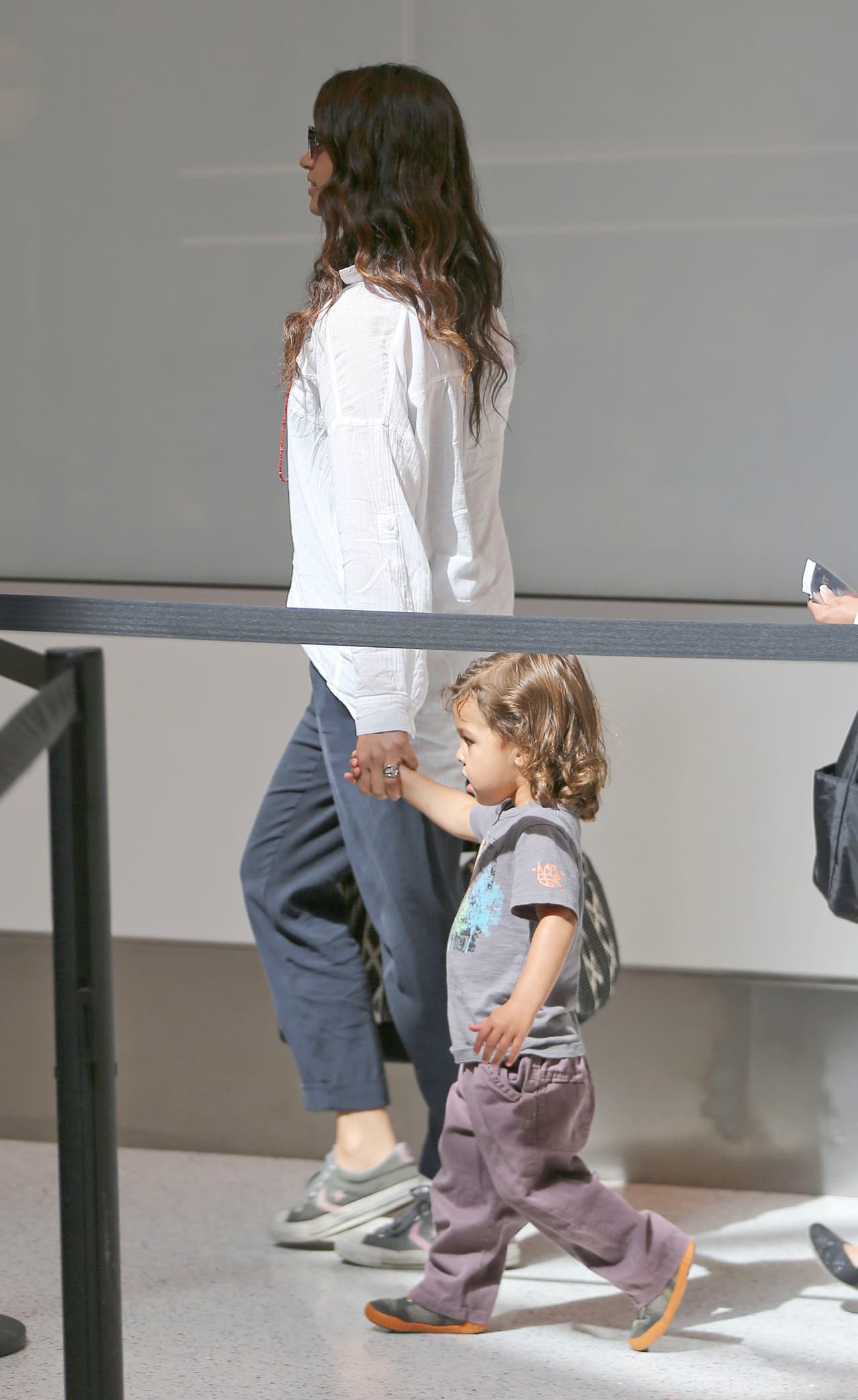 Mientras que Camila no soltó ni un momento al pequeño Livingston .