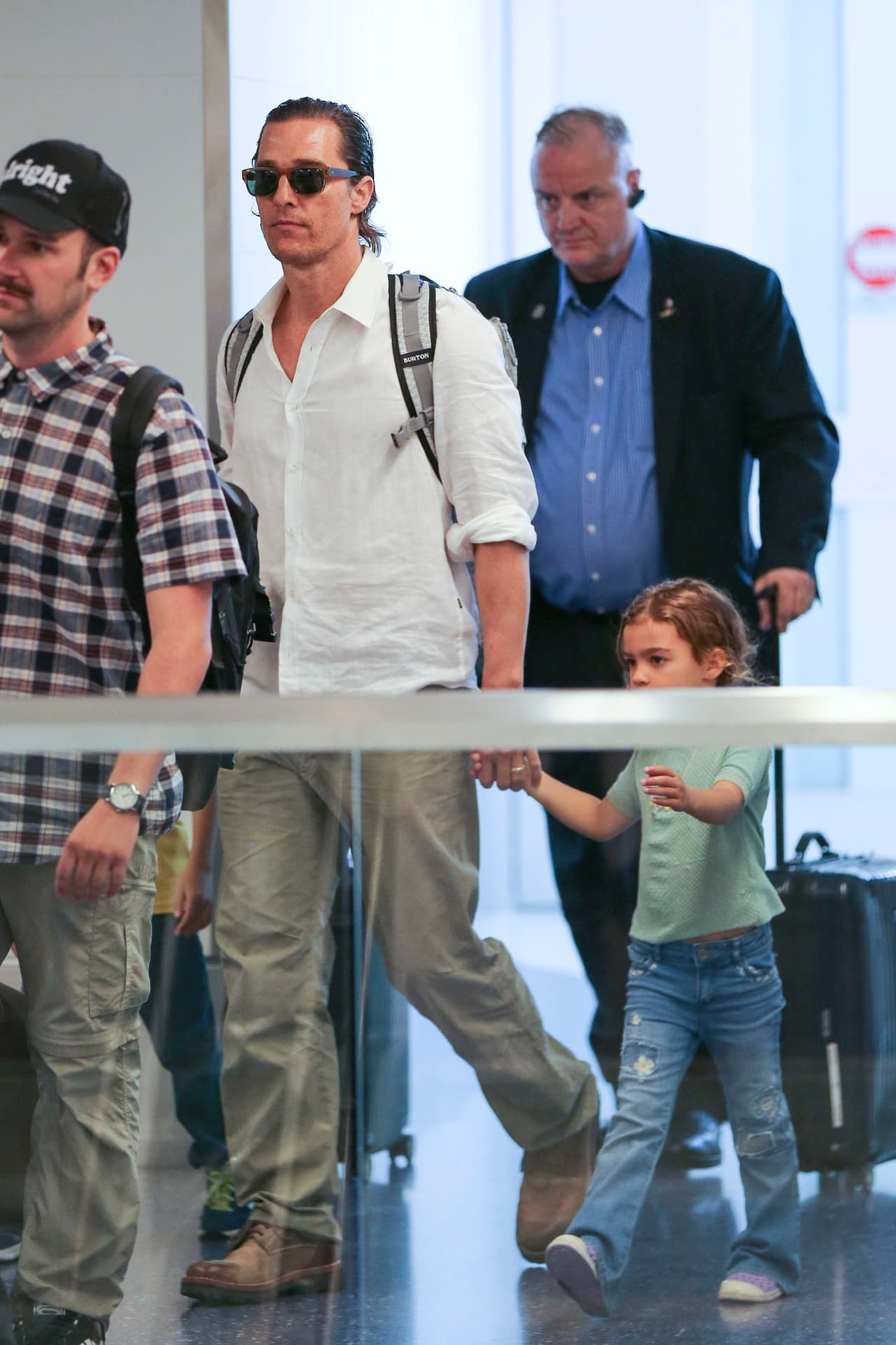 Mientras el sostenía a dos, Camila Alves llevaba al más pequeño.