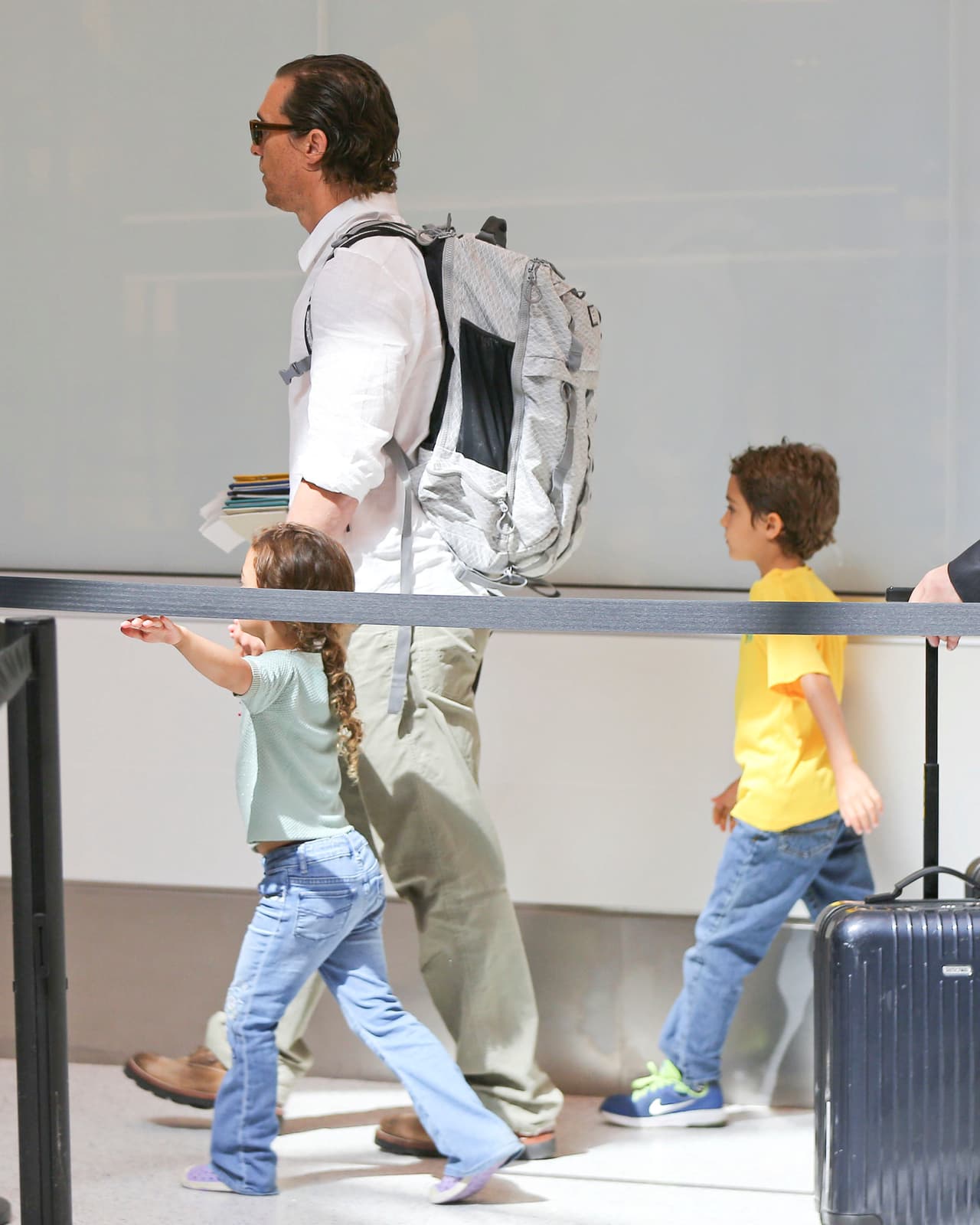 Mattheww es un papá muy prático, pues aunque llevaba las manos ocupadas no se despegó de sus hijos ni un segundo.