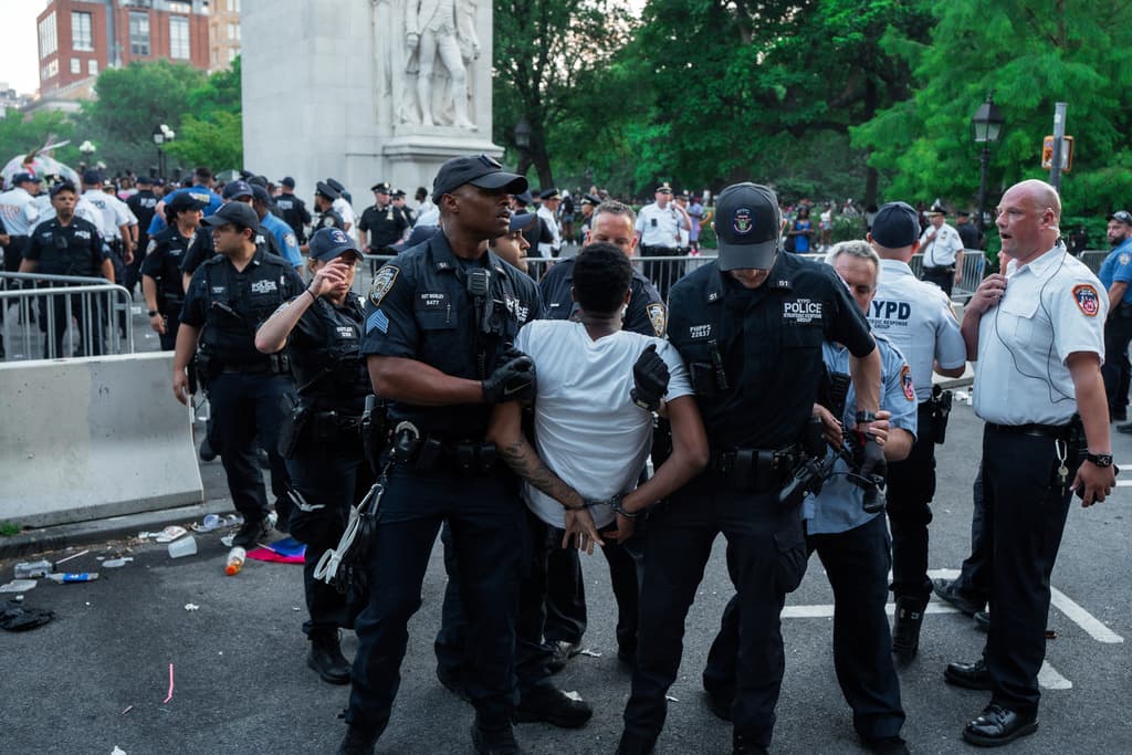 Pocas horas antes del tiroteo, otra celebración del Orgullo en Washington Square Park terminó en caos cuando informes falsos de disparos y el uso de gas pimienta para osos provocaron una estampida masiva. Según fuentes policiales, más de 50 personas resultaron heridas en este incidente separado.