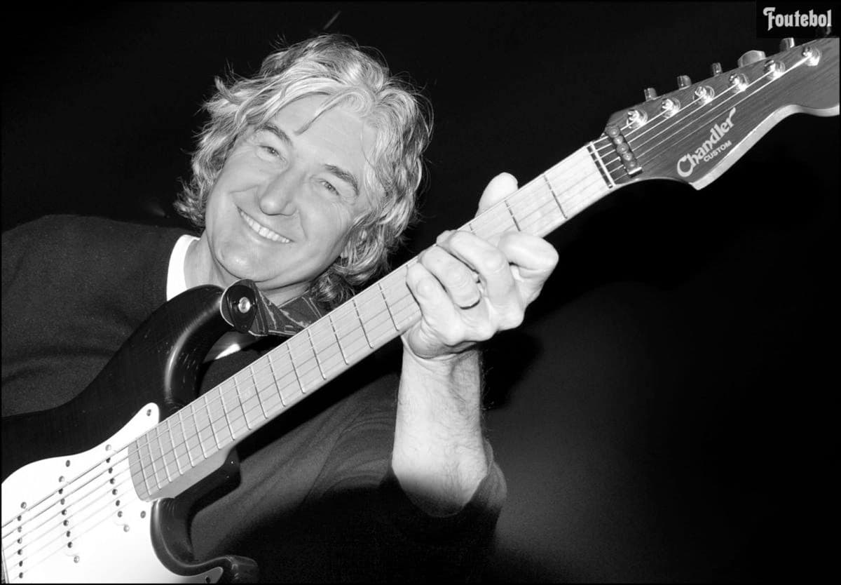 Su álbum de 1996, 'Fuera de este mundo', fue producido por el británico Phil Palmer, quien ha colaborado con músicos como Pet Shop Boys y Eric Clapton, entre otros.