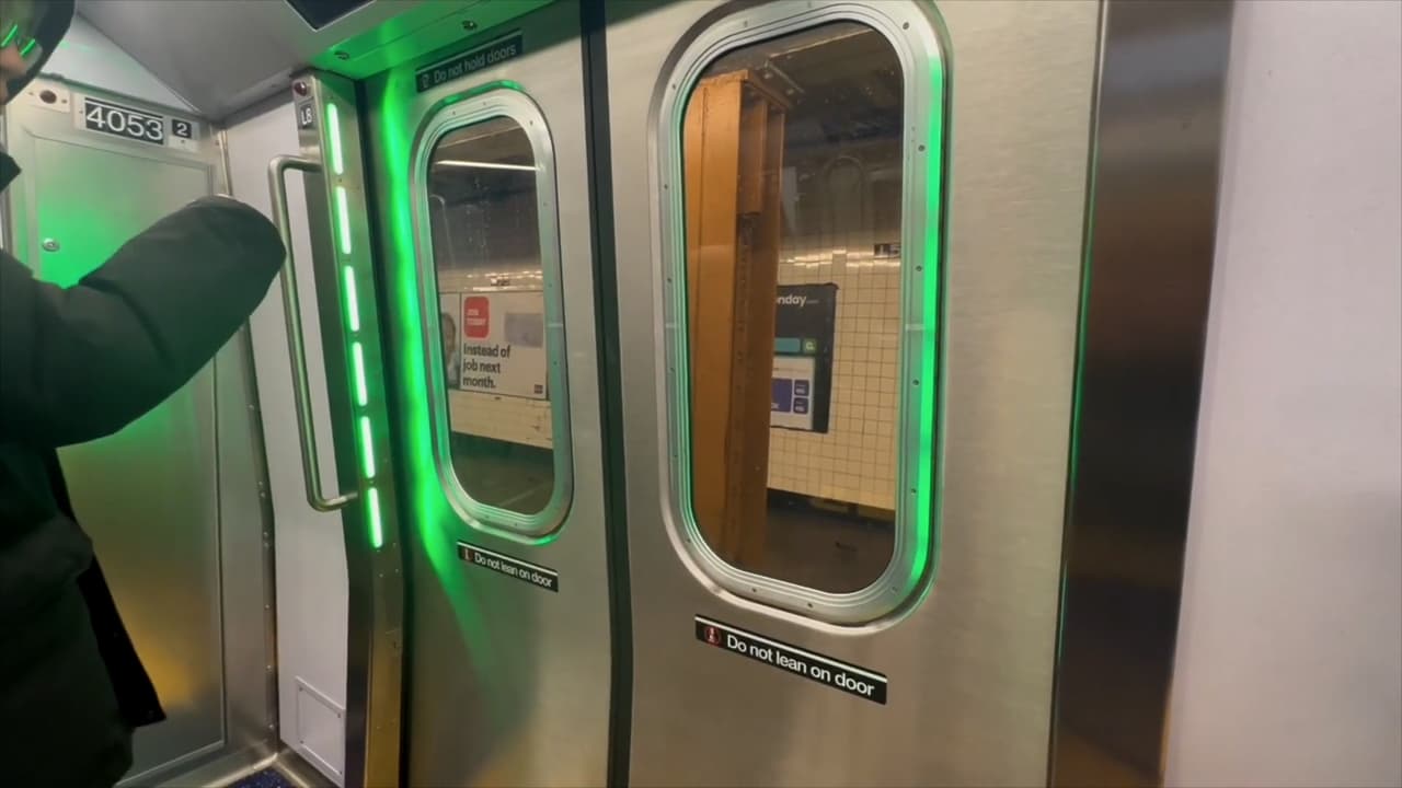 Los vagones R211 cuentan con puertas de 58 pulgadas de ancho, ocho pulgadas más anchas que los trenes regulares.
<br>