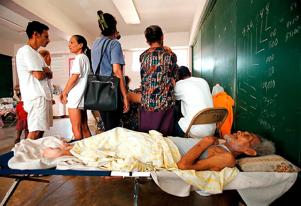 Personas en refugios en Toa Baja tras el paso del huracán Georges en 1998. Este huracán entró a la Isla en categoría 3.