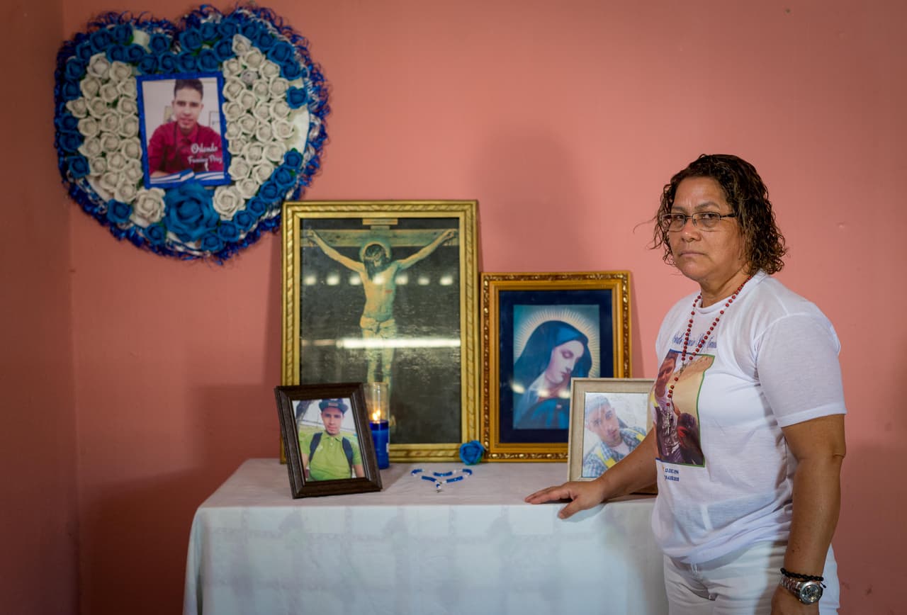 La profesora y madre de un ferviente seguidor del Barcelona. Socorro Corrales participaba en las protestas ciudadanas junto a su hijo Orlando Pérez de 23 años. Cuando corrieron a causa del empuje violento de los antimotines en la cuidad de Estelí, en el norte de Nicaragua, lo perdió de vista en medio de la muchedumbre. Logró hablar a través del celular con él antes de que fuese asesinado. “Ya me regreso a la casa. Solo voy a dejarle agua a los muchachos que están en el parque afectados por las bombas lacrimógenas”, prometió Orlando a su madre. No volvió. Un disparo acabó con él. Era 20 de abril. Su madre afirma que le disparó un francotirador. “Esa bala salió de la alcaldía de Estelí”, le dijo Socorro Corrales a Univision Noticias. Ella decidió usar como mortaja la camiseta celeste del Barcelona que su hijo tanto prefería. “Después de su carrera universitaria, lo que mas le apasionaba era ese equipo”, apuntó Socorro Corrales. Ella todavía puede ver a Orlando dando saltos frente al televisor cuando Messi anotaba un gol.