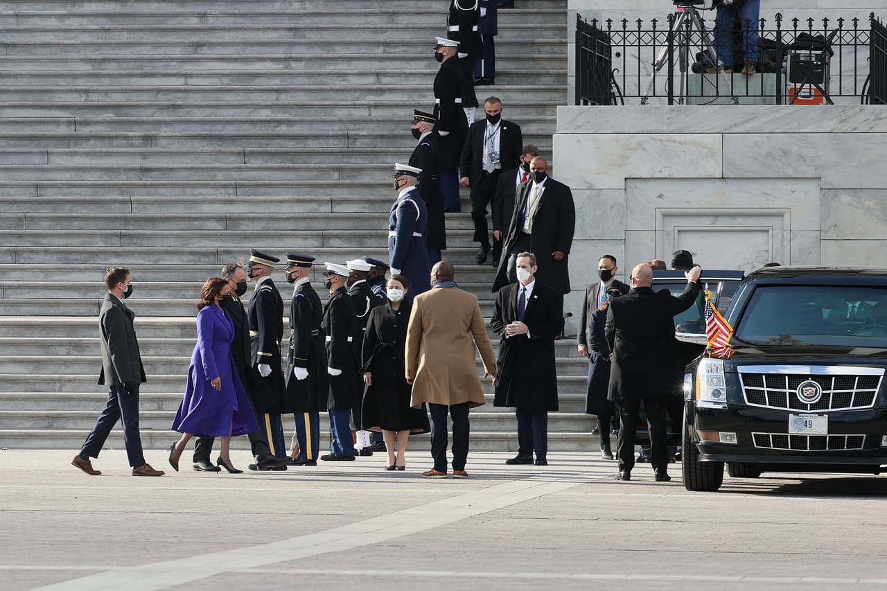 El 20 de enero de 2021, Joe Biden y Kamala Harris fueron juramentados como los nuevos presidente y vicepresidenta de los Estados Unidos. Esa misma tarde, tanto Biden como Harris usaron por primera vez a ‘La Bestia’
<b> para trasladarse del Capitolio al Cementerio Nacional de Arlington, Virginia</b>, donde formaron parte de una ceremonia en la que rindieron tributo a los caídos en las guerras.