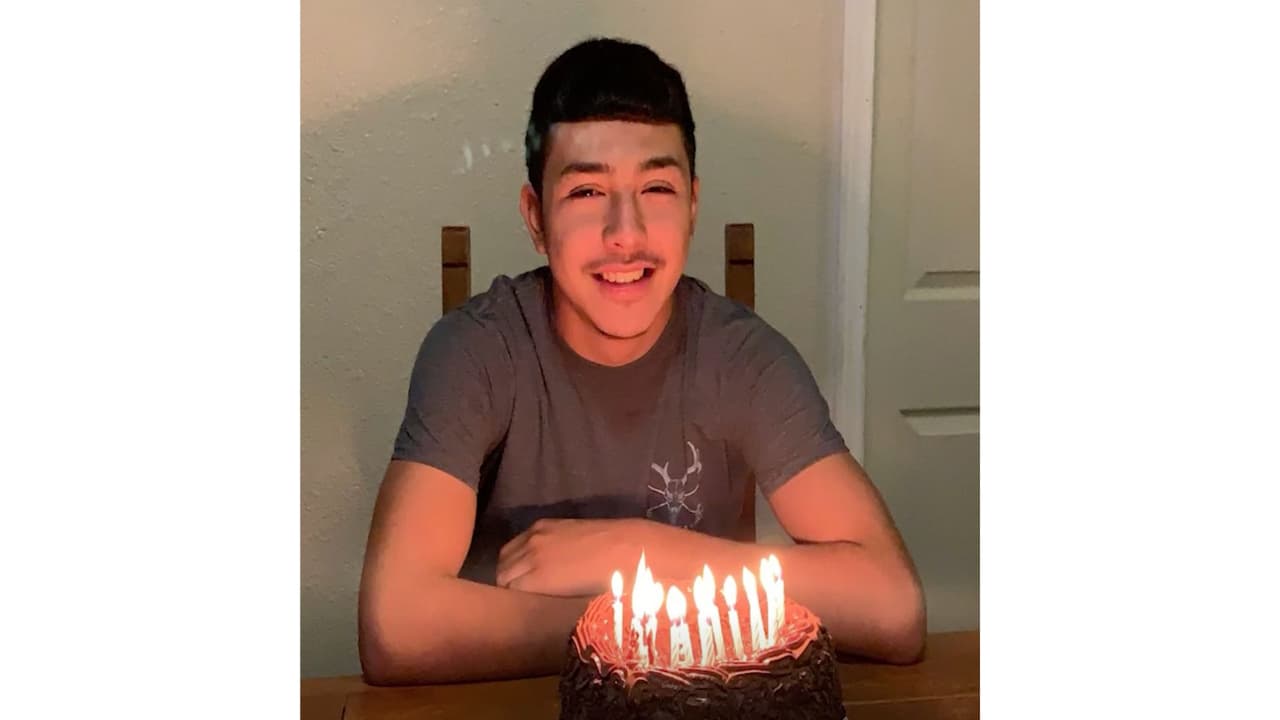 Uriel Enríquez, de 19 años, trabajaba en la construcción con su papá y se acababa de graduar de la secundaria. Él fue asesinado el 21 de mayo en un tiroteo en Dallas. Su mamá Emma Laura Campos expresó “Arrancaron mi corazón; nuestra alegría era él”, 
<a href="https://www.univision.com/local/dallas-kuvn/uriel-enriquez-joven-hispano-murio" target="_blank">en una entrevista </a>c on Univision 23 DFW.