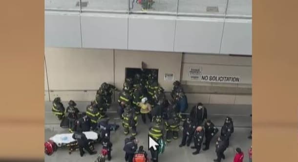 Caen dos personas del ascensor de una tienda Target en el Bronx