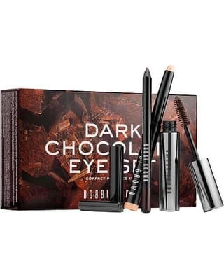 Dark Chocolate Eye Set El kit de Bobbi Brown especial para las que usan mascara de pestañas en color café obscuro. Gracias a la versatilidad de la sombra en barra, maquillas tus ojos fácil y rápidamente.. Encuentra esta edición limitada en Sephora.