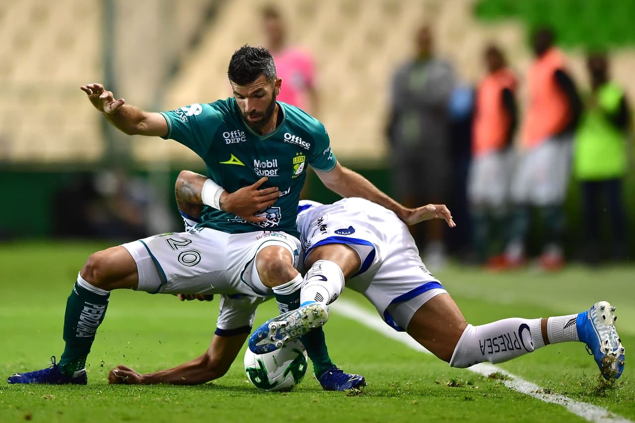 Maximiliano Perg (5’) clavó un autogol que adelantó al León y Ángel Mena (30’) creció la ventaja. George Corral salió expulsado a los 51’ de juego.