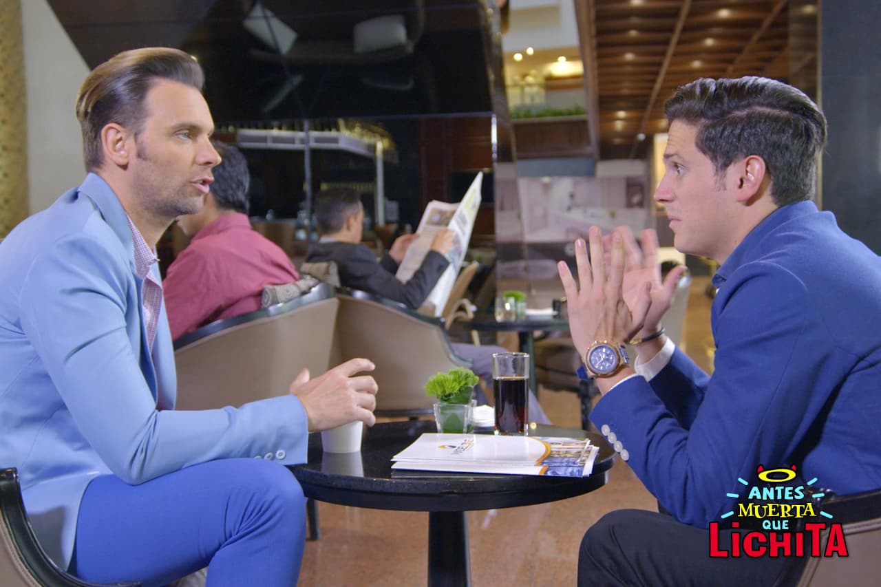 Alicia ve a Néstor platicando con un ejecutivo de la agencia Madelene y deduce que él es el espía infiltrado.