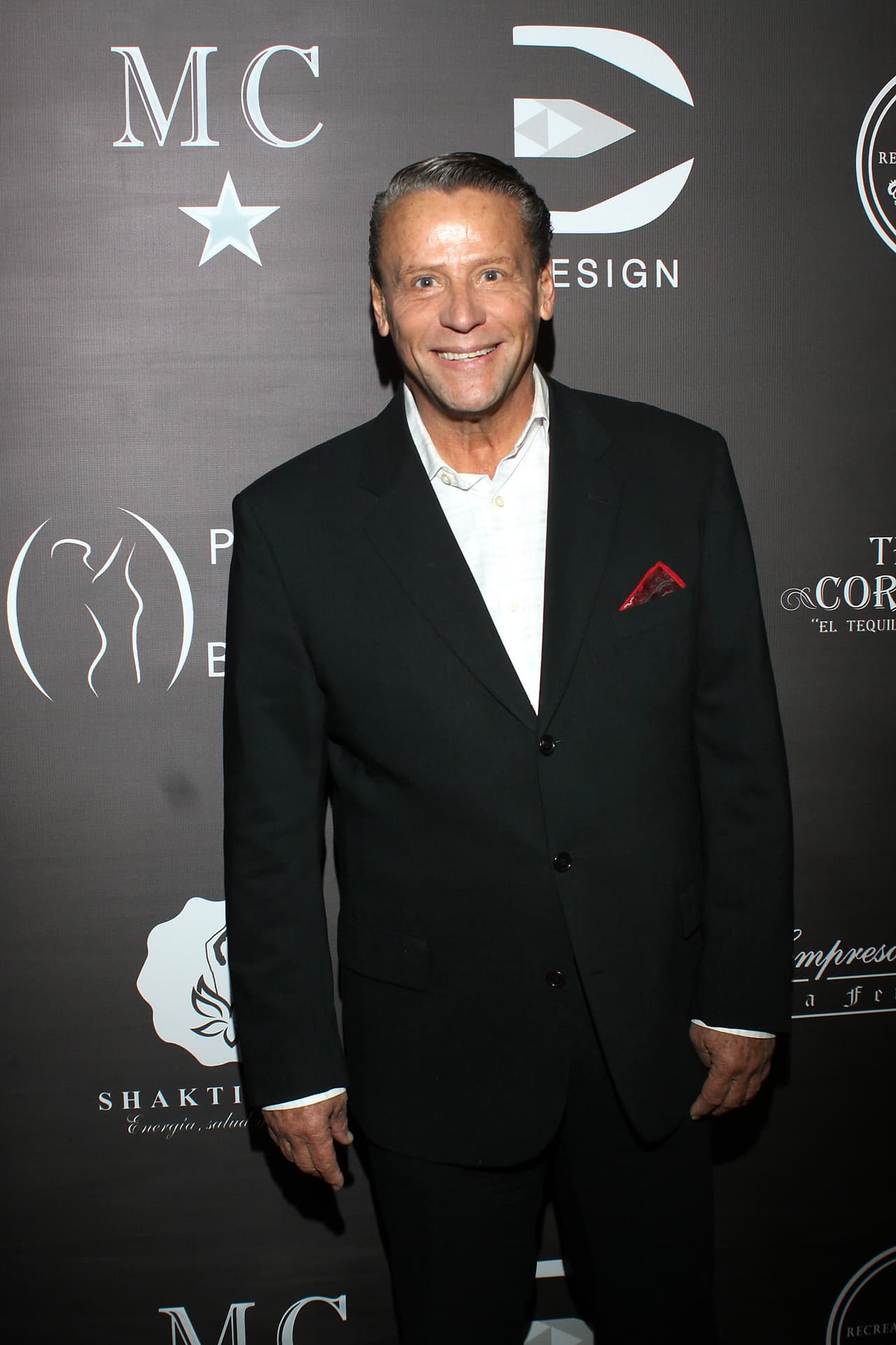 Lo cual provocó la ira de Adame y se le fue a los golpes, sin embargo, el actor cayó en dos ocasiones al piso.