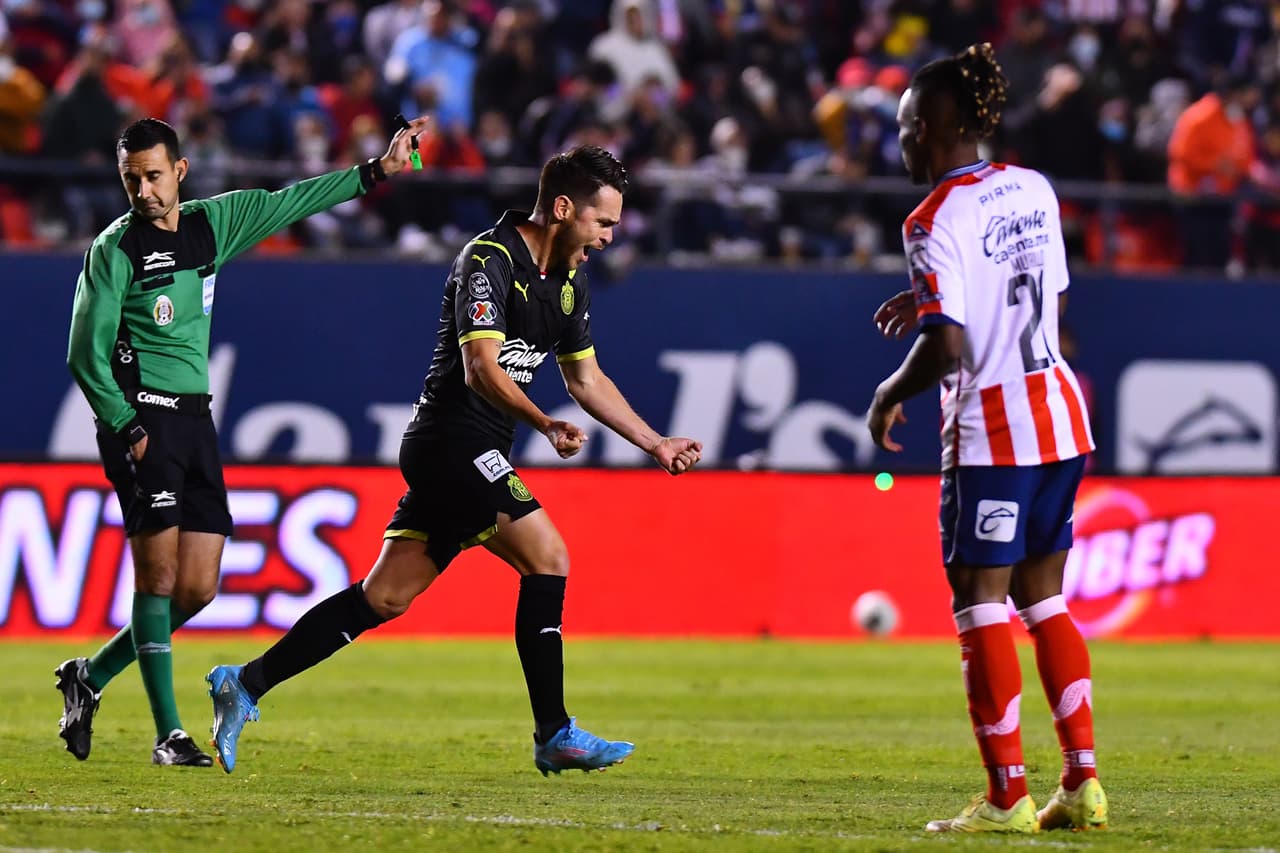 Leaño respira… Chivas tuvo una bravía reacción en el segundo tiempo y rescató el empate tras un inicio desastroso que Atlético de San Luis no supo sostener.