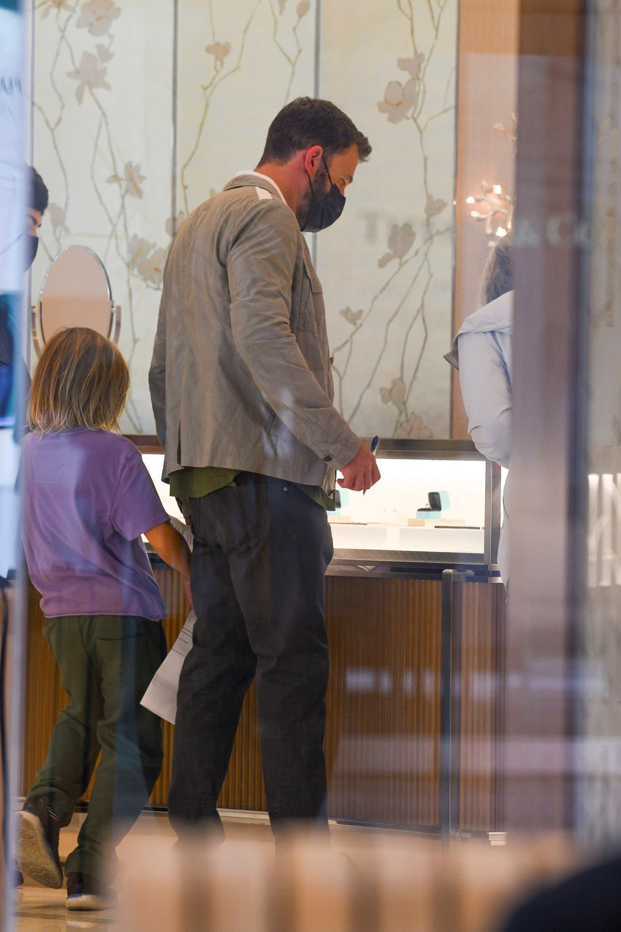 La salida del actor con su madre y 
<b><a href="https://www.univision.com/famosos/hijos-de-ben-affleck-y-jennifer-garner-fotos" target="_blank">los hijos que tuvo con Jennifer Garner</a></b> fue solo un día de diversión, de acuerdo con el informante. Violet y Seraphina no fueron captadas por los paparazzi.
<br>