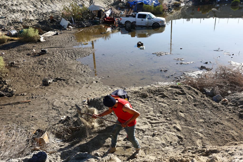 Un vecino de Karen Villa, que no quiso ser identificado, pudo regresar a la zona en la cual tenía su tienda de campaña. De inmediato comenzó a intentar reestablecerse en el lugar.
