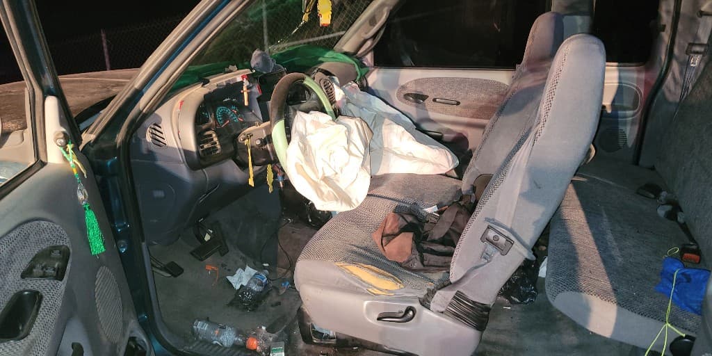 El vehículo en la huída chocó, el conductor y pasajero resultaron ilesos.