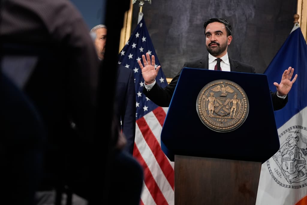 "Benjamin Netanyahu 
<b>no es bienvenido en la ciudad de Nueva York</b>, ni tampoco 
<b><a href="https://www.univision.com/noticias/estados-unidos/netanyahu-es-criminal-de-guerra-pero-no-podemos-arrestarlo-en-nueva-york-zohran-mamdani" target="_blank">ningún otro criminal de guerra prófugo</a></b>" , dijo Zohran Mamdani en un video que publicó el 22 de julio.
<br>
<br>Aunque durante su campaña por la alcaldía prometió el arresto del primer ministro israelí, admitió que no tiene la autoridad para ejecutarlo. Por eso pidió intervención al gobierno federal.