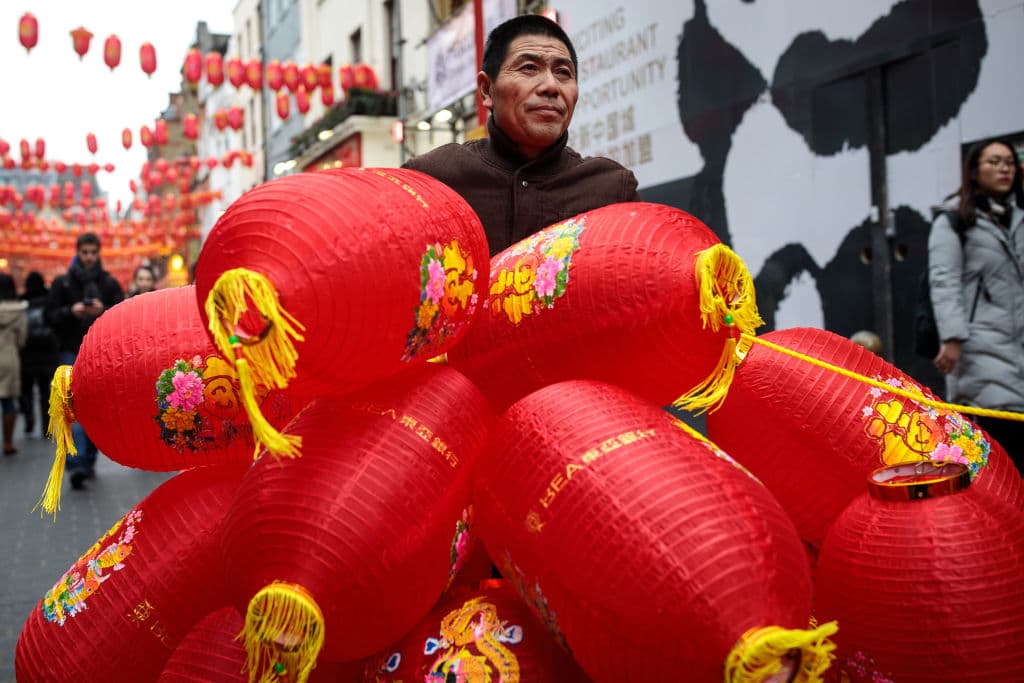 La celebración de los festejos del nuevo año es la más importante en todo el Lejano Oriente y ocurre la mayor migración del planeta cuando millones de personas viajan desde el lugar donde viven o trabajan para pasarlo con sus seres queridos pues son varios los días feriados en esos países a fin que puedan estar en las celebraciones que son espectaculares, pero sobre todo de amigos y familiares.