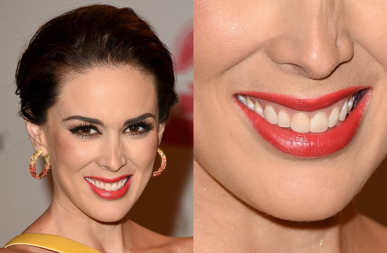 Jacqueline Bracamontes tiene una sonrisa que llama mucho la atención y si de paso la pinta de rojo, pues el impacto es mucho mayor.