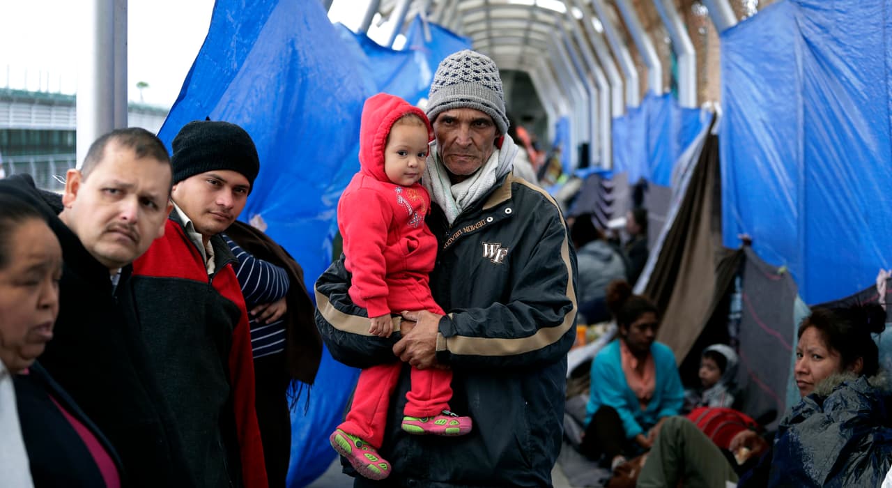 <b>Reynosa, Tamaulipas. 370 personas en la lista para solicitar asilo.</b> Los desafíos que enfrentan los migrantes en esta ciudad mexicana frente a McAllen, Texas, se ven agravados por la violencia desenfrenada. Los tiroteos entre cárteles y la policía ocurren a diario y el gobierno de EEUU advirtió a sus ciudadanos que no viajen allí. En la imágen, familias que esperan ser atendidos por las autoridades de EEUU esperan en el puente internacional entre Reynosa y McAllen.