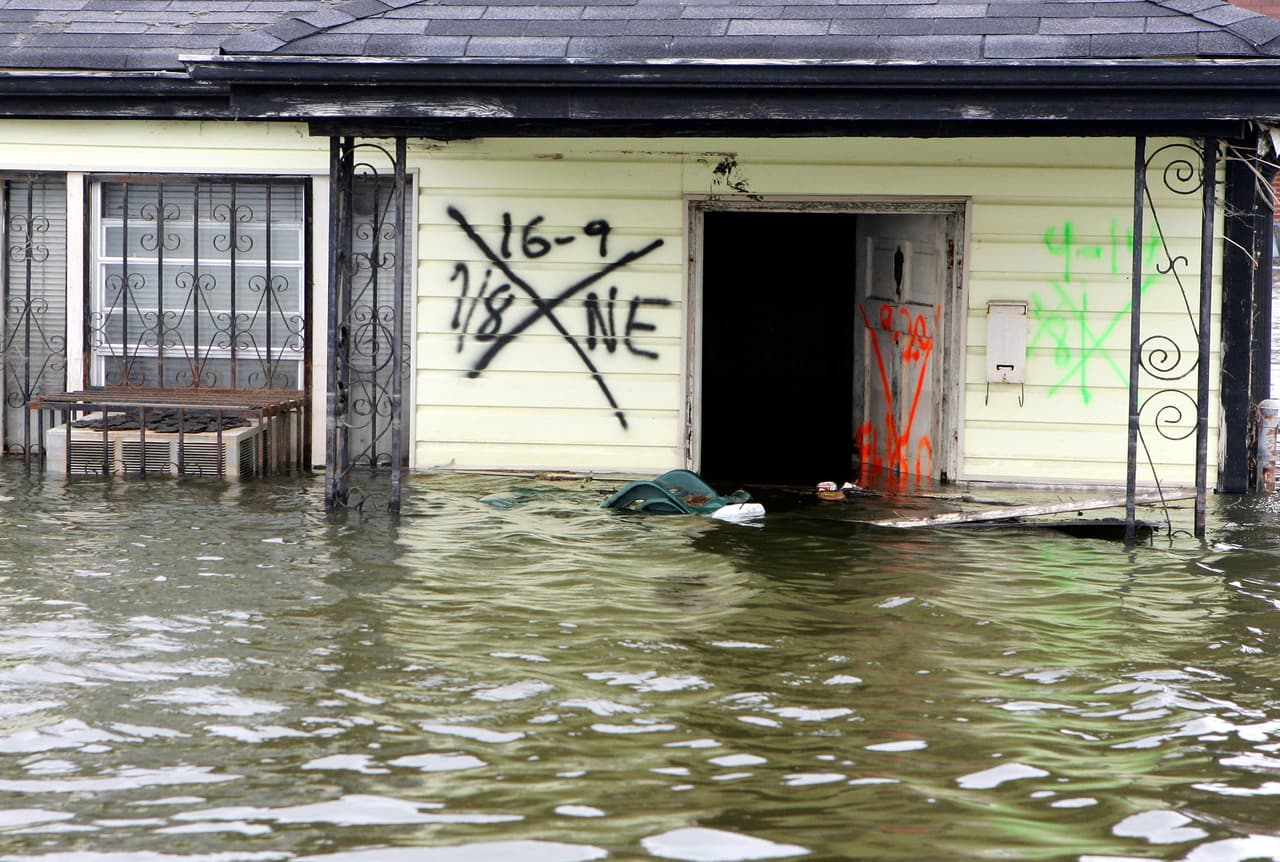 Pero los males no acababan en Luisiana con Katrina. Después de ese devastador ciclón llegó Rita, otro huracán que llegó a alcanzar la categoría 5 sobre el Golfo de México. Pese a que se debilitó antes de tocar tierra en la frontera entre Texas y Luisiana, los vientos, lluvias y tornados que provocó generaron fuertes daños en las ya damnificadas comunidades de ese estado y otras ciudades sureñas, además de Florida. En la imagen, una casa damnificada en Chauvin, Louisiana, en septiembre de 2005.