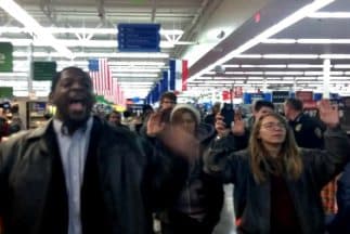 Protesta por Ferguson en el Walmart de St. Charles, Missouri. Imagen compartida vía Twitter por @POPSspotSports.