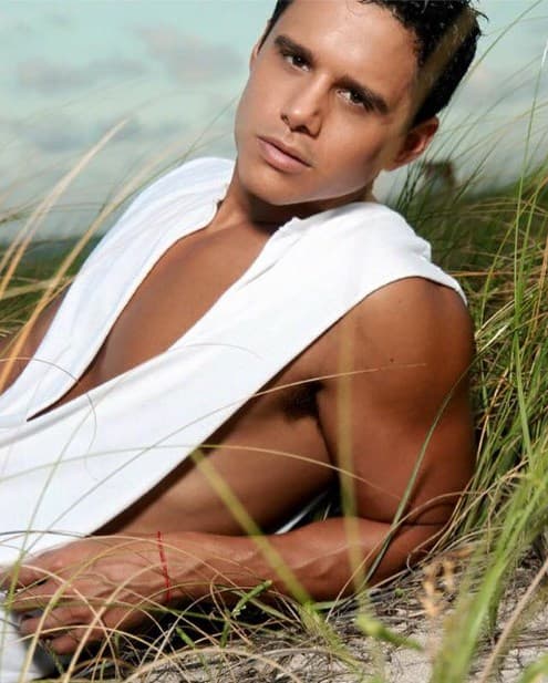 Aunque su carrera la comenzó en la actuación; en muy poco tiempo mostró su talento como presentador.