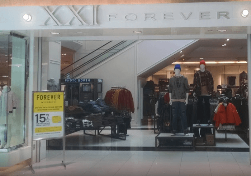 Dentro del Beverly Center, en el número 8500 del bulevar Beverly, en la calle 835, Los Angeles, CA 90048.