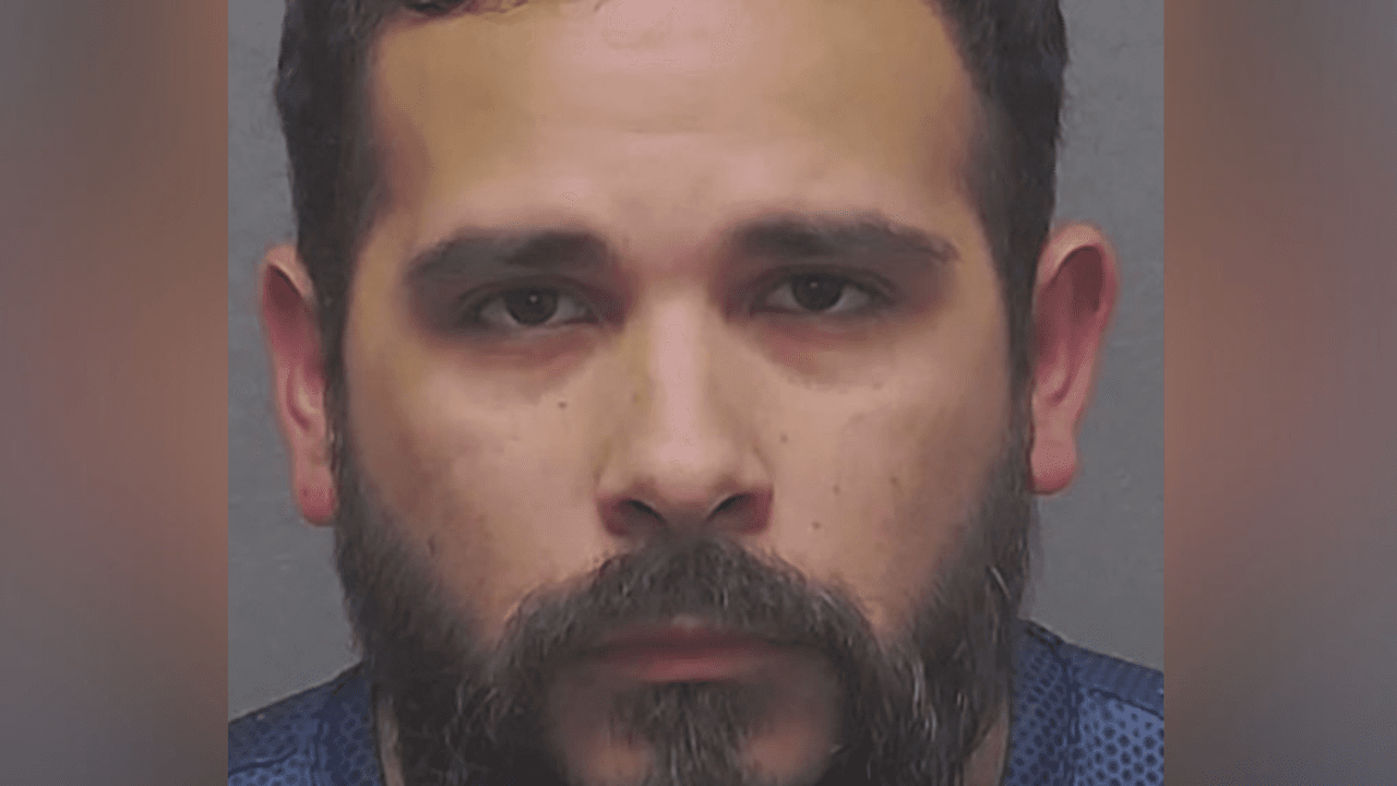 Arrestan a hombre en San Antonio por esposar a sus hijas a unas camas