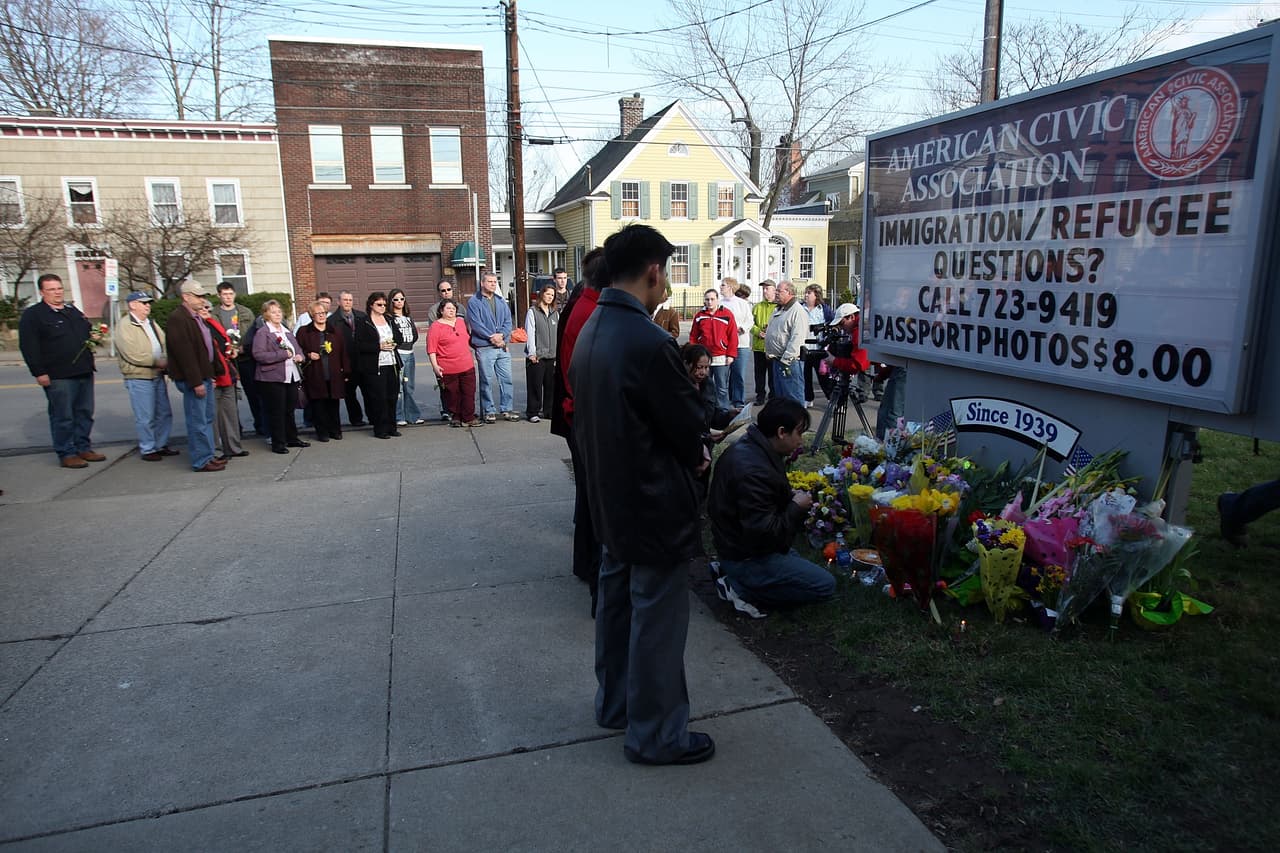 <b>2009. Centro cívico de inmigrantes en Binghamton, Nueva York.</b> Jiverly Voong, un vietnamita de 41 años naturalizado estadounidense, entró armado a la Asociación Cívica Americana, una organización que asiste a inmigrantes, donde había tomado clases de inglés.
<a href="https://www.univision.com/noticias/noticias-de-eeuu/luto-y-dolor-por-masacre-en-nueva-york">Fue a su antiguo salón de clases y mató a 13 excompañeros</a>. Disparó 98 tiros de dos pistolas en aproximadamente un minuto y luego se suicidó.