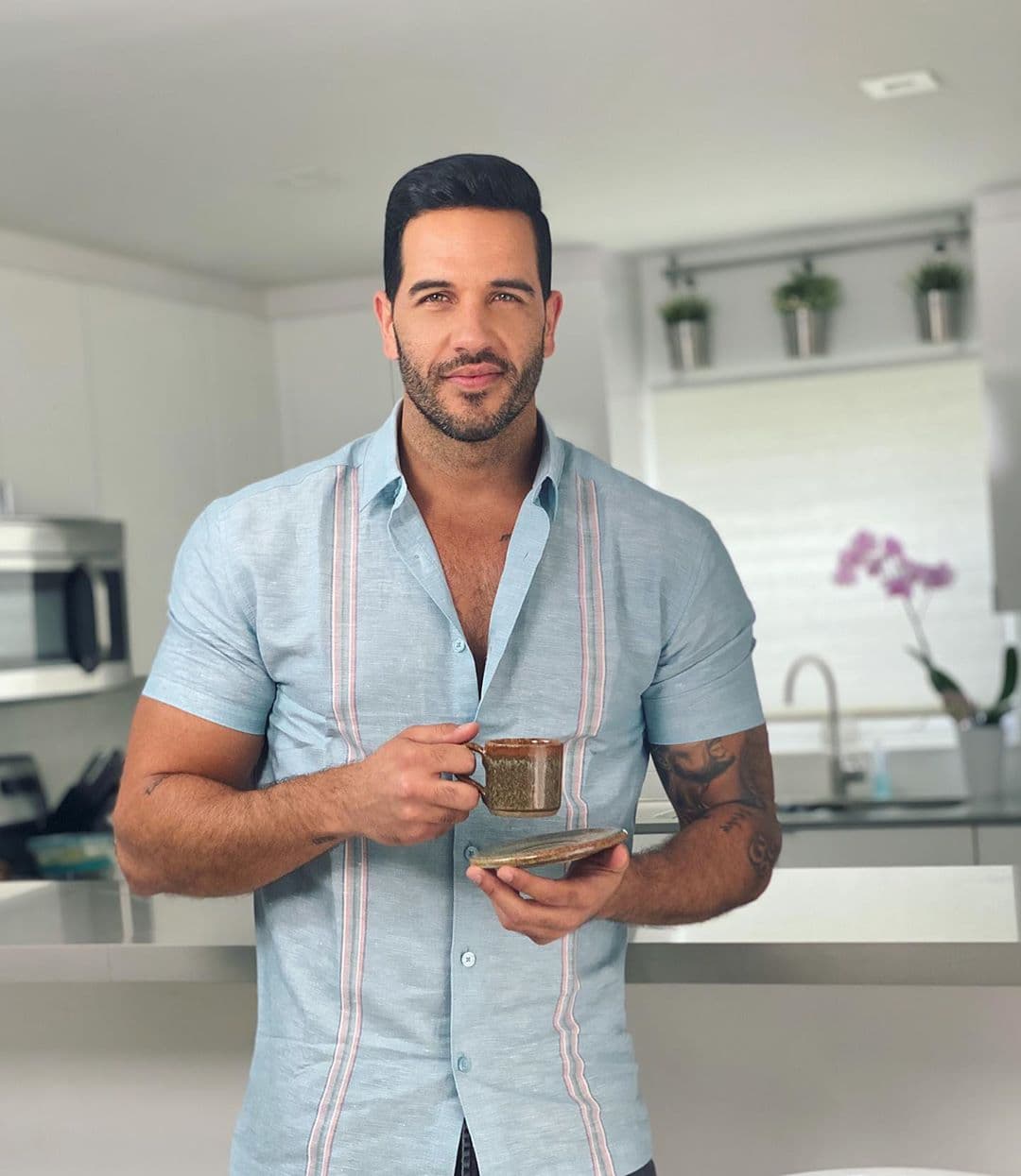 Yisus se gozó un cafecito en casa. Asi como disfruta de los sabores, lo ha hecho estos días con el tiempo en familia.