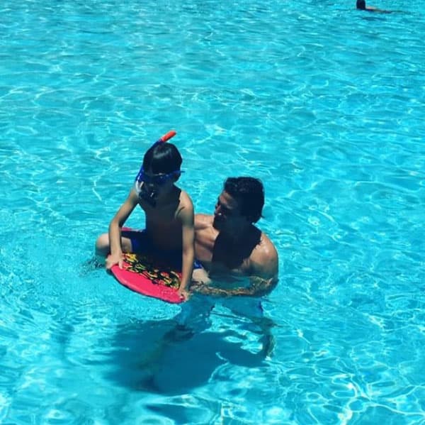 Jorge es muy juguetón con él, le gusta fomentar su gusto por el deporte.