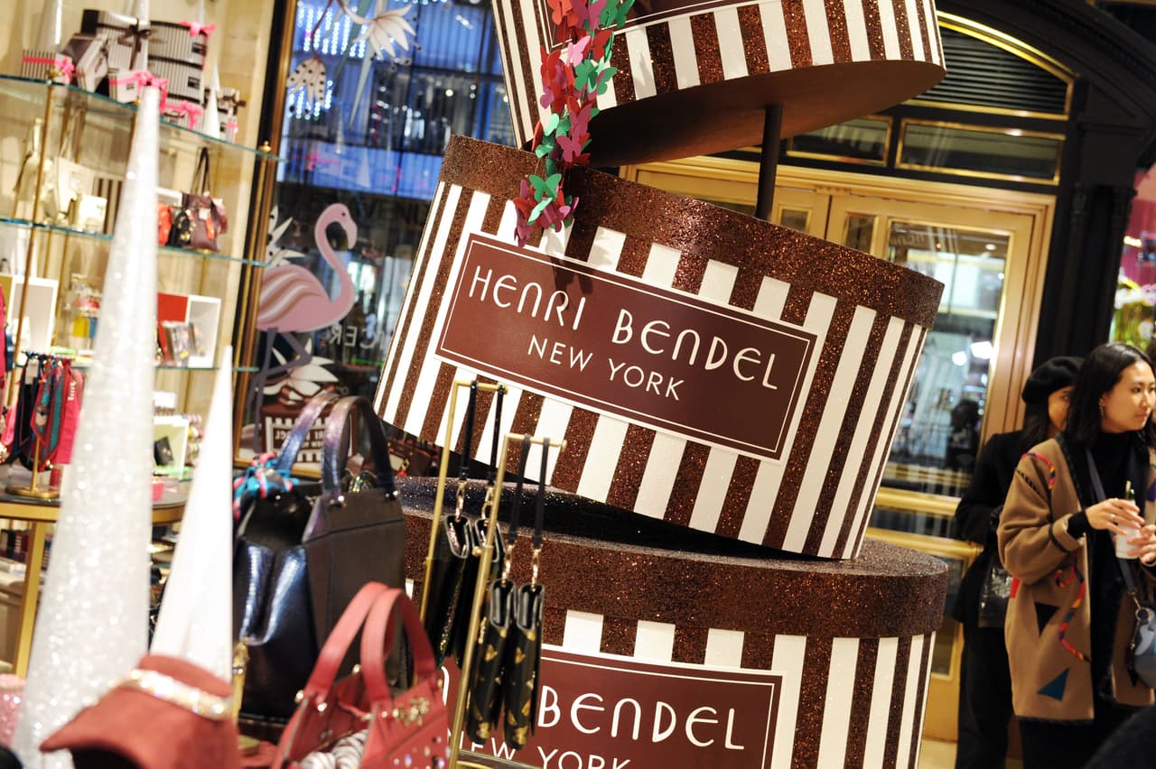 <b>Henri Bendel.</b> Esta cadena de tiendas de ropa de lujo funcionaba desde 1895, pero en 2018 registró una pérdida de 45 millones de dólares. Sus operaciones en centros comerciales comenzaron a competir con la creciente demanda en línea y algunos analistas sugieren que la tendencia de los consumidores en los últimos años ha sido gastar menos menos en artículos de lujo y más en teléfonos y tecnología. Comenzaron a cerrar sus tiendas en 2019.