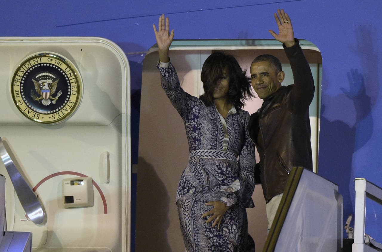 Para cerrar su viaje a lo grande, Michelle Obama eligió una vez más a la diseñadora estadounidense Tory Burch. La primera dama usó un vestido camisero estampado en azul, que recién se desfiló en la pasarela de la colección de otoño 2016. El viento -que parecía jugarle malas pasadas a Michelle- demostró que ella no hizo mal al pensar en plena primavera en una prenda de la próxima temporada.