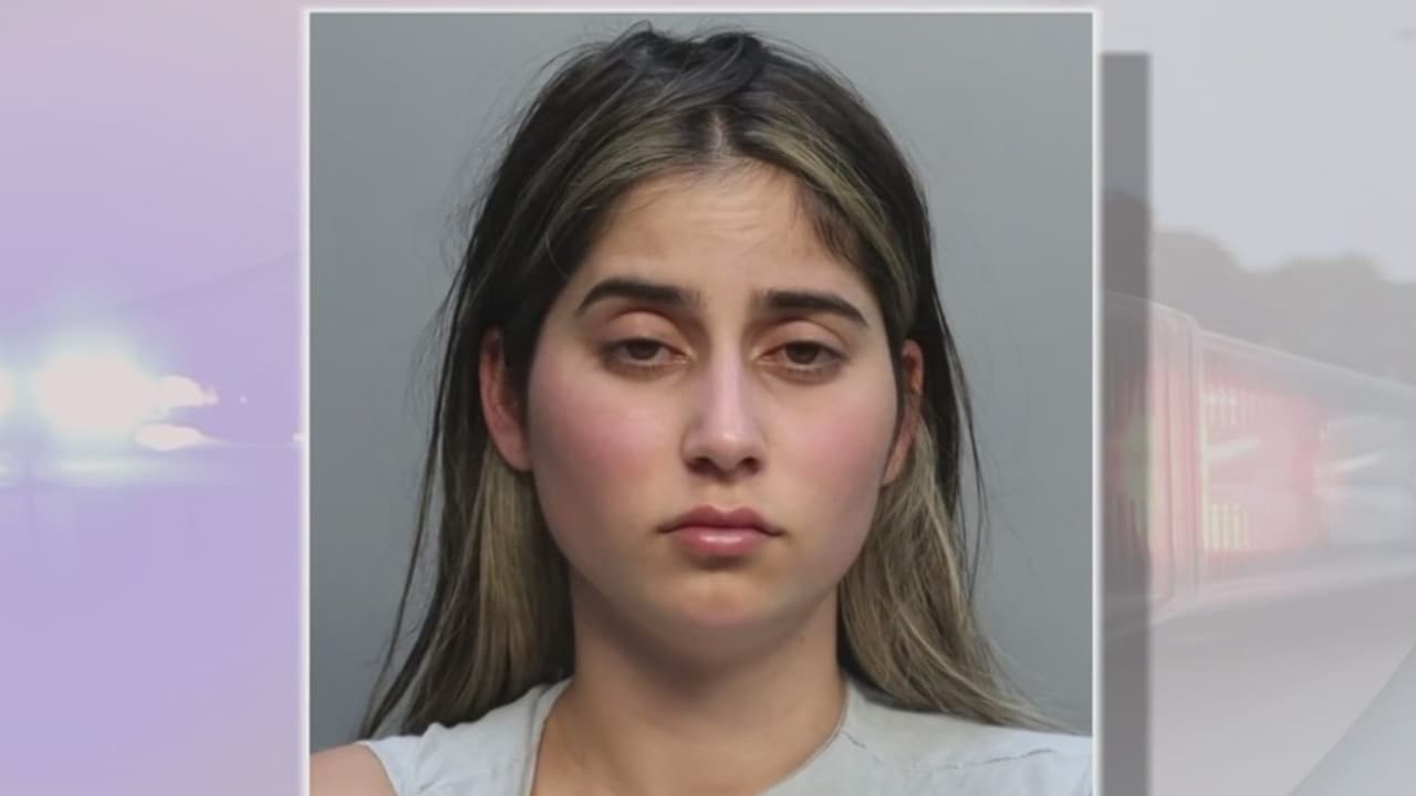 Madre enfrenta cargos de abuso infantil por lección viral a sus hijas de 3 y 6 años