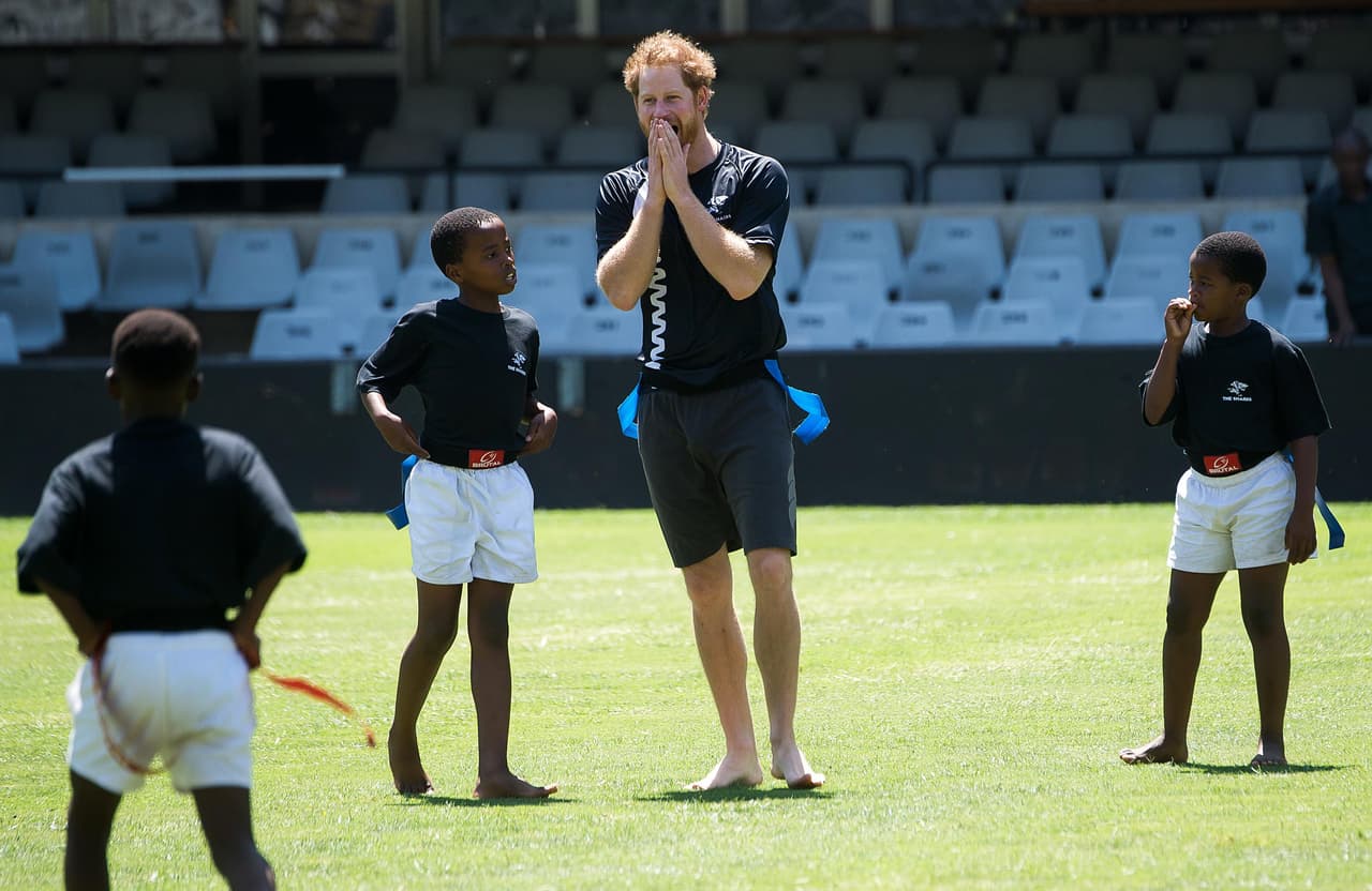 Rodeado de chicos durante el partido.