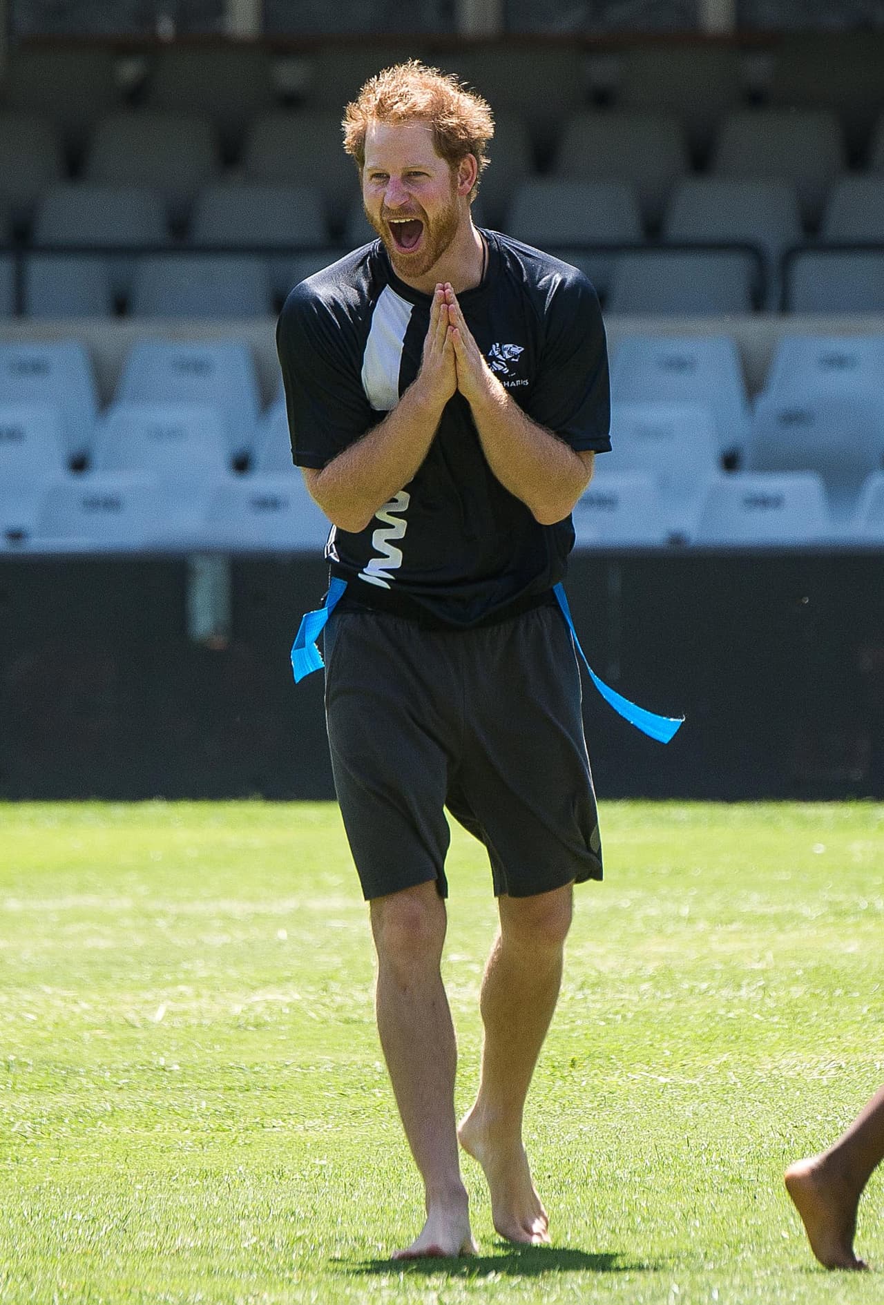 En unos shorts grises bastante holgados.