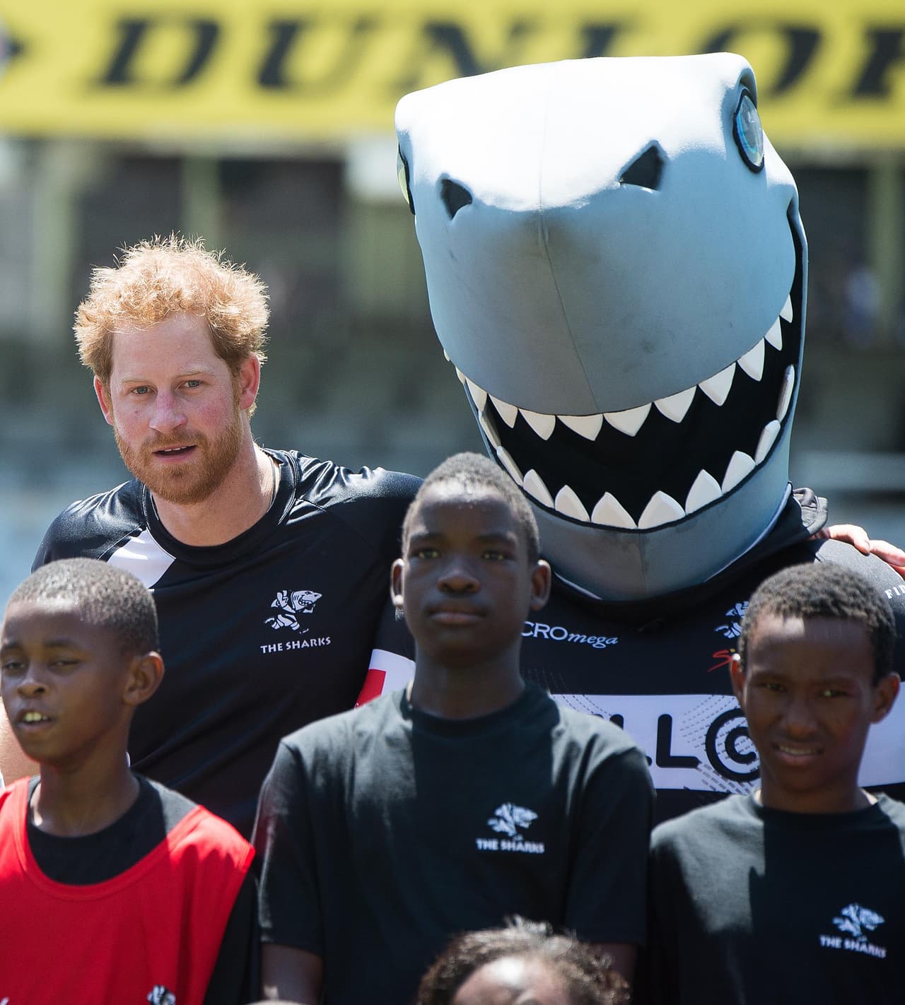 El Príncipe Harry continúa por su gira por Africa.